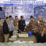 Bupati Rembang Abdul Hafidz (pakai topi) dan Dirut Semen Gresik M Saifudin letakkan batu pertama pembangunan sarana air bersih.