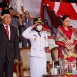 Wali Kota Mojokerto, Ika Puspitasari saat memimpin upacara pengibaran bendera HUT RI ke-80