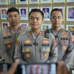 Kapolres Gresik AKBP Rovan Richard Mahenu (tengah) saat memberikan keterangan pers. Foto: Ist.