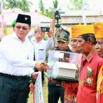 Plt. Direktur Utama Semen Indonesia Darmawan Junaidi secara simbolis menyerahkan bantuan bedah rumah kepada veteran.