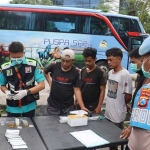 Tes urine yang dilakukan petugas dari Polres Tanjungperak.