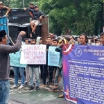 AMSiK saat menggelar aksi damai di Kejati Jatim, Jalan A Yani Surabaya, Rabu (17/1/2024).