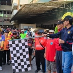 andung Sulaksono, Asisten 1 saat memberangkatkan peserta sepeda santai didampingi oleh Ketua Ponpes Wali Barokah KH. Sunarto (kanan) dan Ketua DPD LDII Kota Kediri Agung Riyanto. Foto: Muji Harjita/BANGSAONLINE