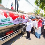 Khofifah saat meninjau bantuan berupa air bersih untuk warga terdampak kekeringan di Lumajang.