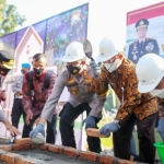 Kapolres Jombang, AKBP Agung Setyo Nugroho saat meletakkan batu pertama pembangunan perumahan.
