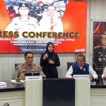 Konferensi pers terkait pengungkapan kasus narkoba dan TPPU di Mapolda Jatim.