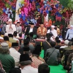 Tampak undangan khusus atau VVIP para tokoh, pejabat tinggi, kiai, pimpinan perguruan tinggi, dan para syaikh dari Al Azhar Mesir dalam acara respsi pernikahan Ning Riyah, putri Prof Dr KH Asep Saifuddin Chalim di halaman Pondok Pesantren Amanatul Ummah Surabaya, Ahad (26/1/2025). Foto: mma/bangsaonline