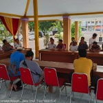 Suasana mediasi antara warga Dusun Rawi Timur dengan pihak perusahaan ternak.