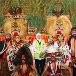 Khofifah Indar Parawansa saat foto bersama Reog Ponorogo.