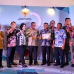 Bupati Indartato saat menerima penghargaan PPID Award Tahun 2018.