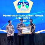 Kepala BKPSDM Gresik, Agung Endro D.S. Utomo (kanan), menerima penghargaan dari Plt. Kepala BKN Republik Indonesia, Haryomo Dwi Putranto. Foto: Ist.