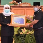 LANGGANAN: Gubernur Khofifah menyerahkan penghargaan WTP ke Pj Bupati Sidoarjo Hudiyono, Senin (19/10). fot: ist.