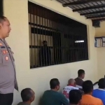 Kapolres Ngawi, AKBP Dwiasi Wiyatputera saat melakukan peninjauan ruang tahanan polres setempat.