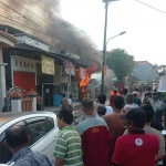 Kobaran api melalap Pom Mini dan rumah serta barang berharga milik korban Muharto. foto: ist.