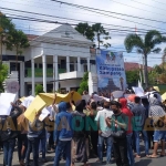 Peserta aksi dari Aliansi Masyarakat Sampang Bersatu saat demo di depan pintu Kejari Sampang. Foto: MUTAMMIM/ BANGSAONLINE