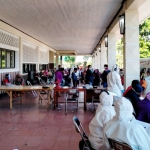 Mobil Laboratorium PCR BNPB sedang melayani swab warga di Gelora Pancasila. foto: ist.