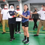 Bupati Ikfina memberikan bola voli kepada seorang atlet putri tanda dimulainya Pekan Olahraga Jenjang SD.