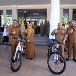 Wali Kota Batu bersama wakilnya saat bersama para ASN.