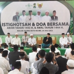 Wali Kota Kediri Abdullah Abu Bakar (pegang mik) dan para Masyayikh di acara Istigasah dan Doa Bersama di Masjid Agung Kota Kediri. foto: ist.
