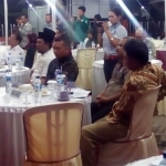 Dandim Pacitan, Letkol (kav) Aristoteles Hekeng Nusa Lawitang saat menghadiri forum cangkrukan warga di KPU Pacitan. 