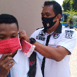 Kasatreskoba AKP Khusen saat membagikan masker pada pelajar saat di Plasa Lamongan.