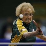 Juara tenis meja Australia Dorothy De Low (97) memainkan olahraga sampai dia meninggal dunia di 103 (Foto: Getty Images AsiaPac). foto: mirror.co.uk