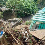 Kondisi warung milik warga Desa Tulungrejo yang hancur dihantam longsoran tebing.