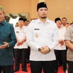 Pengasuh Ponpes Bumi Shalawat Tulangan Sidoarjo, KH. Agoes Ali Masyhuri bersama Plt. Wali Kota Pasuruan Raharto Teno Prasetyo.