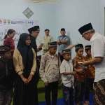 Wakil Wali Kota Kediri saat membagikan santunan kepada anak yatim piatu. 