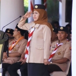 Khofifah Indar Parawansa selaku Ketua Mabida Gerakan Pramuka Jawa Timur menjadi inspektur upacara dalam peringatan HUT ke-58 Gerakan Pramuka di Gedung Negara Grahadi, Surabaya. foto: ist