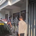 Petugas dari Polsek Gresik Kota ketika olah TKP kasus curanmor di rumah korban. Foto: Ist