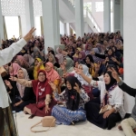 Prof Dr KH Asep Saifuddin Chalim, MA di depan Korcam dan Kordes serta relawan Barra-Rizal di Bendunganjati Pacet Mojokerto, Senin (21/10/2024). Foto: bangsaonline