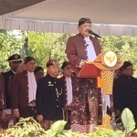 Bupati Marhaen Djumadi saat memimpin upacara hari jadi Kabupaten Nganjuk ke-1089 di Alun-alun. Foto: Bambang D J/BANGSAONLINE