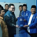 Bacabup Hanindhito Himawan Pramana saat menyerahkan berkas formulir pendaftaran kepada Ketua DPD PAN Kabupaten Kediri, Widyo Harsono. Foto: MUJI HARJITA/ BANGSAONLINE
