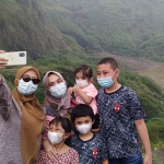 Pengunjung yang mengaku dari Jakarta saat ber-selfie di kawah Gunung Kelud. foto: MUJI HARJITA/ BANGSAONLINE