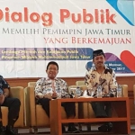 Sesi pertama dialog publik Pilgub Jatim. Dari kiri, Kepala Inspektorat Jatim Nurwiyatno, Bupati Bojonegoro Suyoto, Perwira Polri Kombes Pol Syafi’in (Gus Syaf), dan Ketua PDIP Jatim Kusnadi.