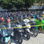 Ratusan motor hasil razia diparkir di halaman kantor Satlantas Polresta Sidoarjo di Jalan Raya Kombes Pol M. Duryat Sidoarjo.