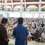 Suasana ribuan siswa SMK PGRI saat doa bersama di Masjid Nurul Jannah Petrokimia. foto: ist.