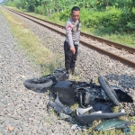 Petugas saat menunjukkan kendaraan yang tertabrak kereta api di Dusun Patoman, Desa Keboharan, Kecamatan Krian, Sidoarjo.