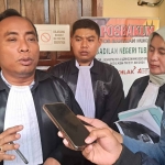 Penasehat Hukum terdakwa, Nur Aziz saat memberi keterangan kepada awak media