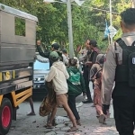 Beberapa suporter Persebaya saat dinaikkan ke truk polisi dibawa ke Mengkreng, Purwoasri, Kediri daerah perbatasan antara Kabupaten Kediri, Nganjuk dan Jombang. (Foto: Muji Harjita/BANGSAONLINE.com) 
