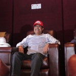 Gus Ipul saat menonton langsung film bergenre komedi ini di salah satu pusat perbelanjaan di Surabaya.