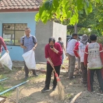 Wali Kota Risma saat kerja bakti di pintu gerbang Perumahan Marina Emas, Kecamatan Sukolilo, Surabaya. 