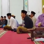 KH Linul Qolbih Hamzah saat mengaji bersama di malam Nuzul Qur