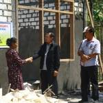 BEDAH RUMAH. Humas PT Semen Indonesia Hari Soebagyo saat meninjau lokasi bedah rumah di Desa Sumberarum. foto : suwandi/bangsaonline 