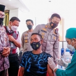 Kapolres Jombang AKBP Agung Setyo Nugroho menyaksikan salah seorang tunawisma sedang menjalani vaksinasi.