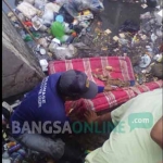 Tumpukan sampah di saluran air perkotaan yang dibuang warga. foto: SYUHUD/ BANGSAONLINE