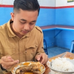 Pramudya Ananta Permana saat menikmati kuliner legendaris kikil kambing di Warung Mbah Murtini. (Ist).