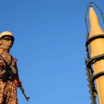 Anggota angkatan bersenjata Iran berjaga di depan rudal buatan dalam negeri yang dipamerkan selama parade pasukan paramiliter Basij di Teheran. Foto: AP Photo