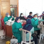 Kodim 0805/Ngawi bekerja sama dengan Pemerintah Kabupaten Ngawi menggelar serbuan vaksin bagi para santriwati di Pondok Modern Darussalam Gontor Putri 1 di Desa Sambirejo, Kecamatan Mantingan, Kamis (9/9/2021). (foto: ist)